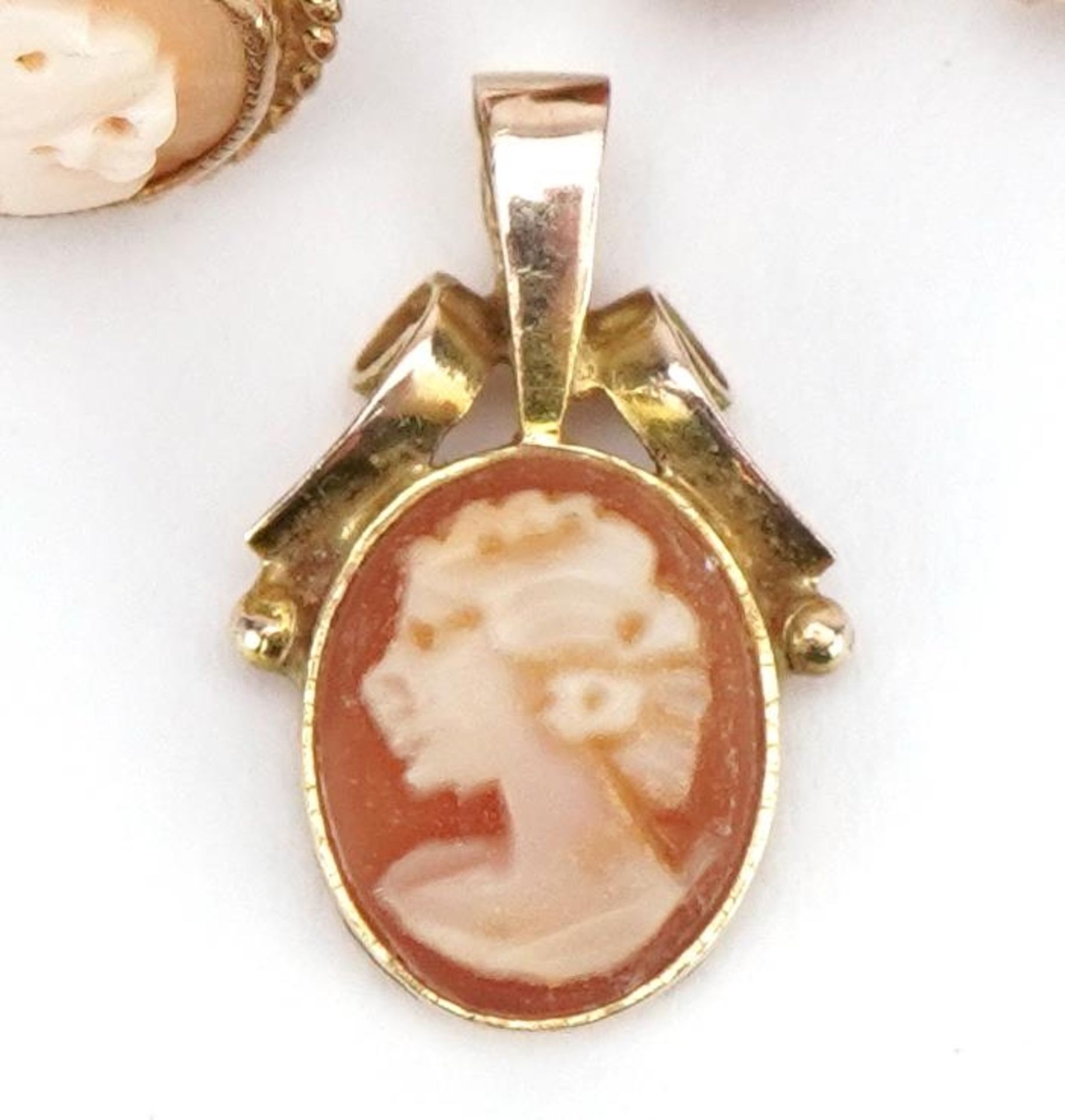 9ct gold cameo maiden head ring, matching pendant and pair of similar stud earrings, the ring size - Image 2 of 4