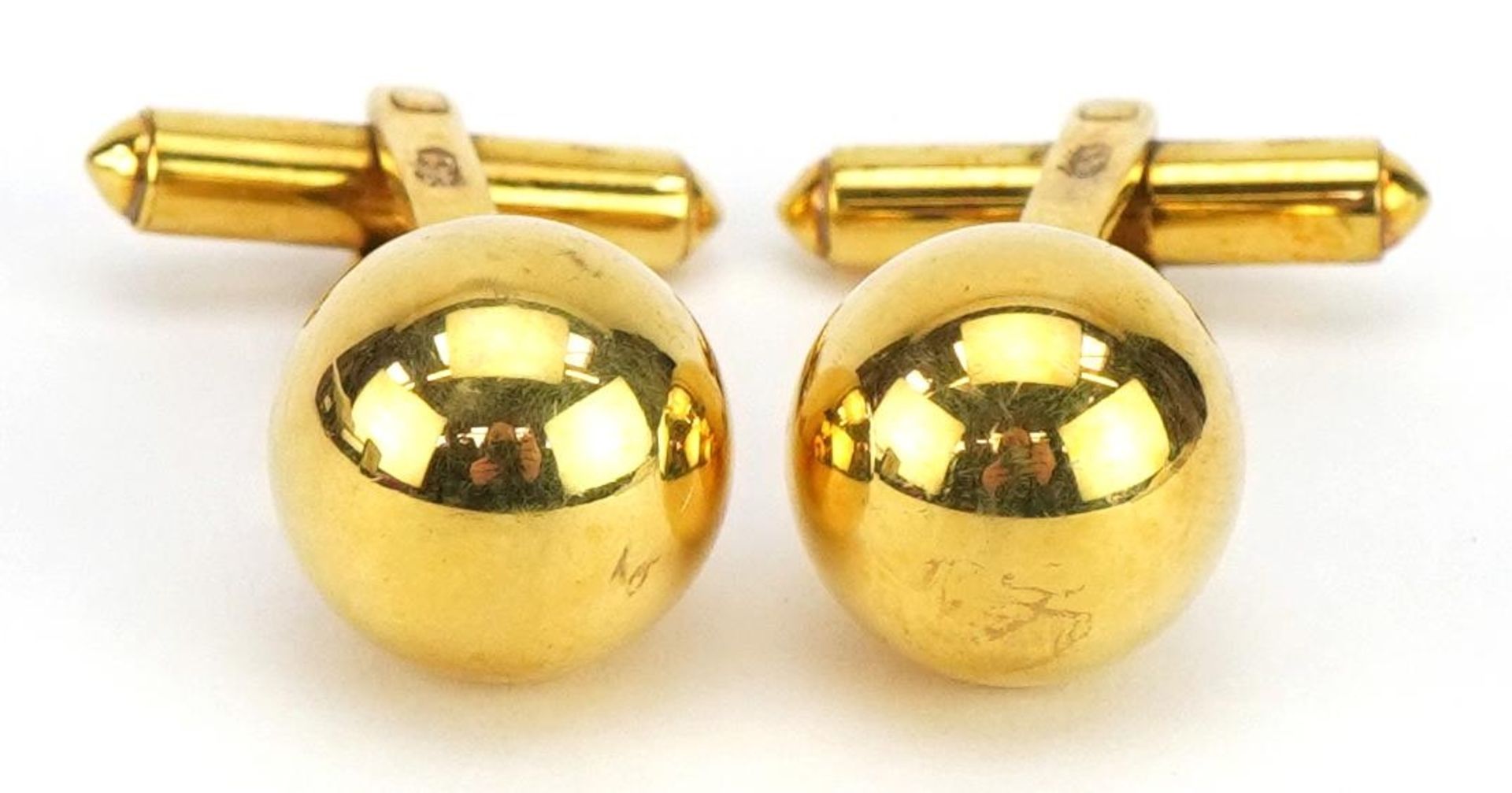 Pair of 9k gold ball cufflinks, 1.3cm in diameter, 9.5g