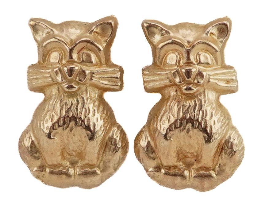 Pair of unmarked gold seated cat stud earrings, the butterflies marked 9k, 1.2cm high, 0.3g