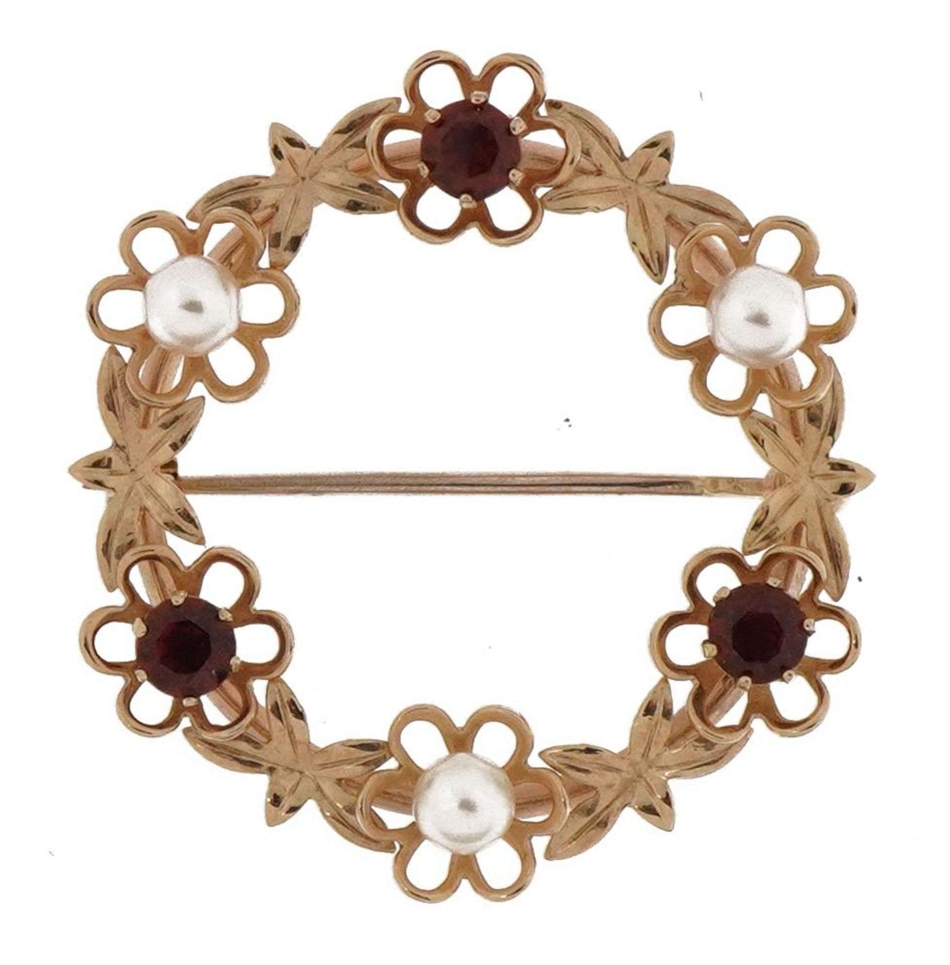 9ct gold garnet and pearl floral wreath brooch, 3.5cm in diameter, 4.3g