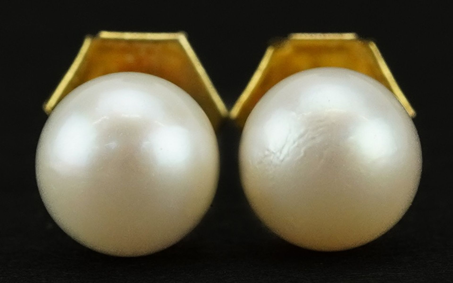 Pair of 9ct gold cultured pearl stud earrings, 7mm in diameter, 1.1g