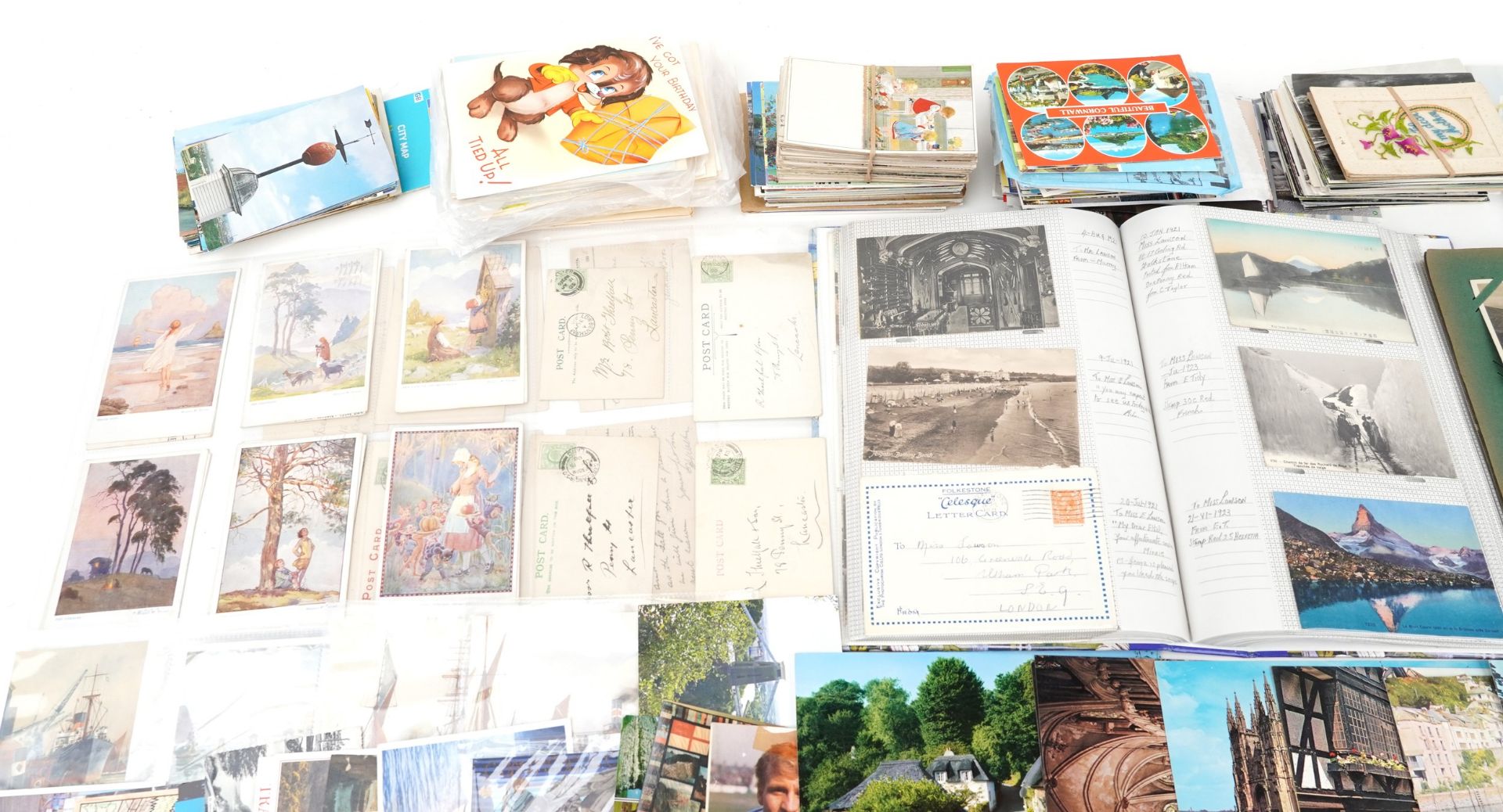 Large collection of postcards, some arranged in an album, including examples by Margaret Tarrant - Bild 2 aus 5