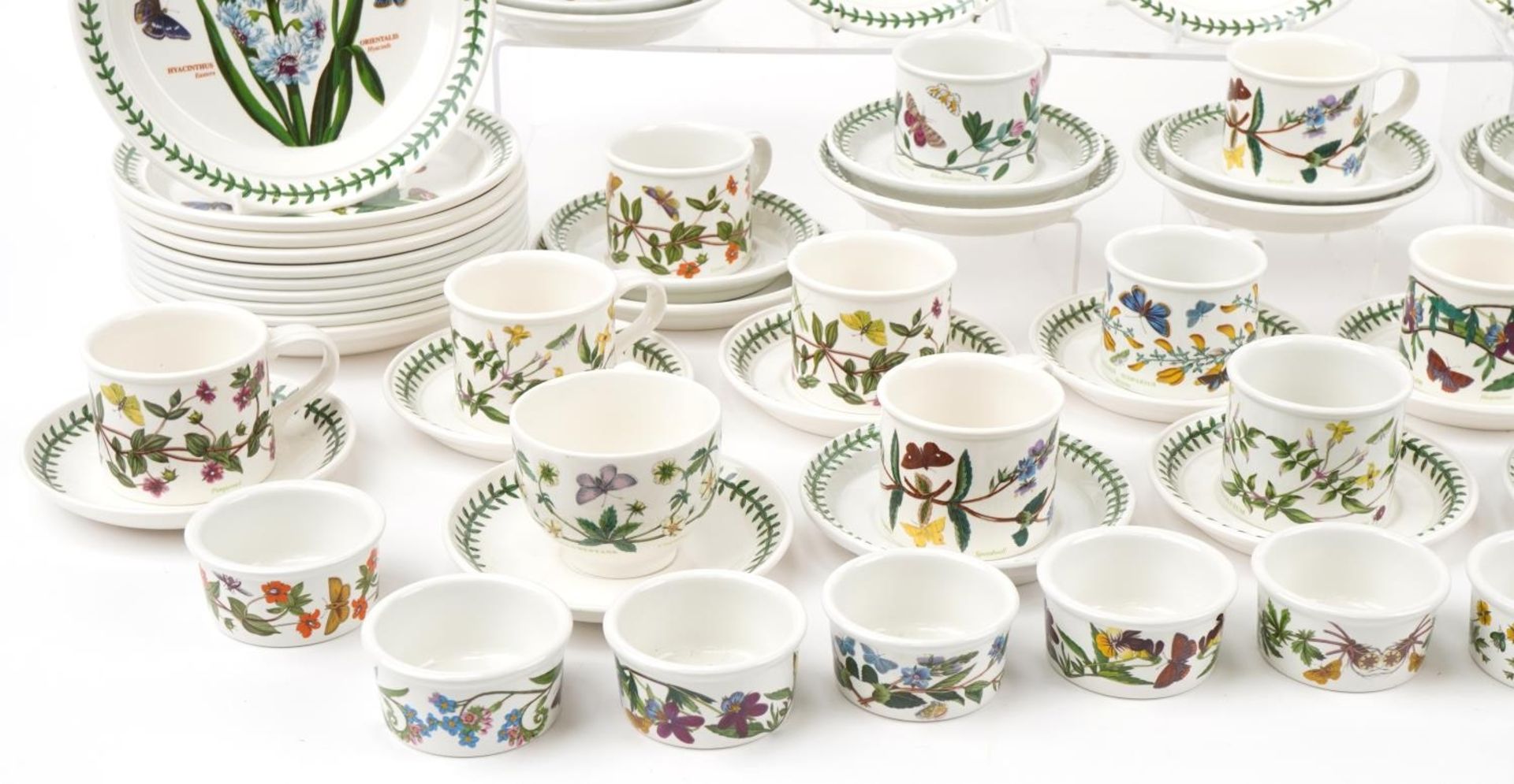 Large collection of Portmeirion Botanic Garden plates, cups with saucers and ramekins, the largest - Bild 8 aus 12