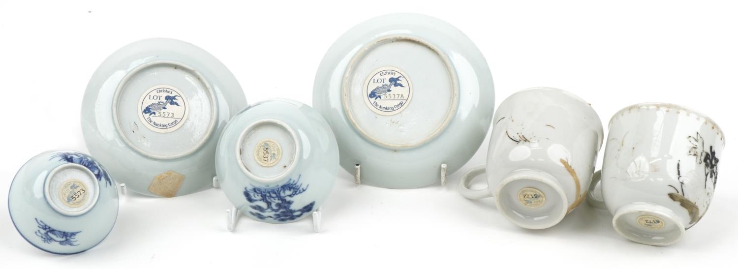 Chinese blue and white porcelain from the Nanking Cargo comprising two tea bowls with saucers and - Image 12 of 14