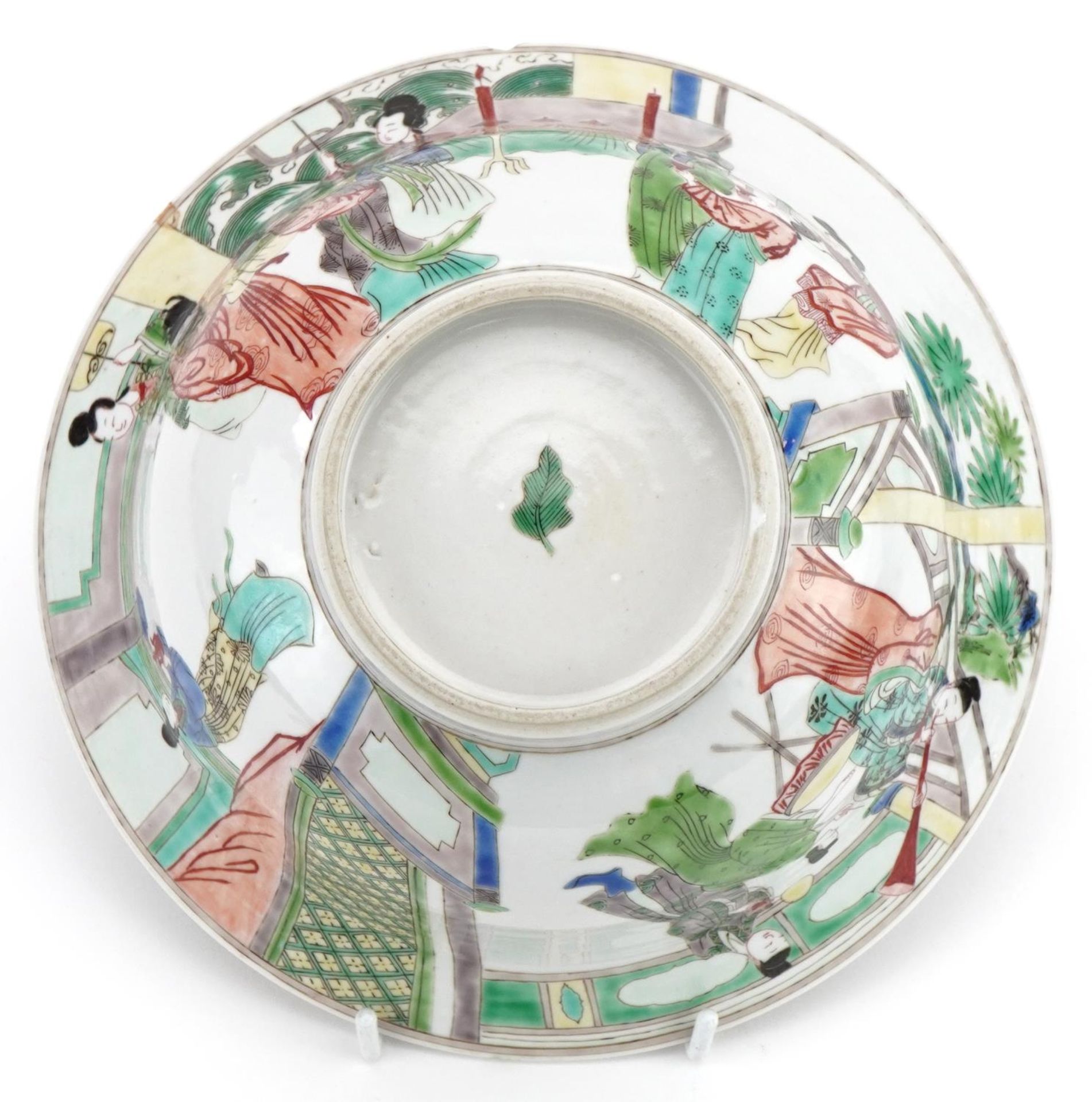 Chinese bowl hand painted in the famille verte palette with figures in a palace setting, Kangxi leaf - Image 6 of 6