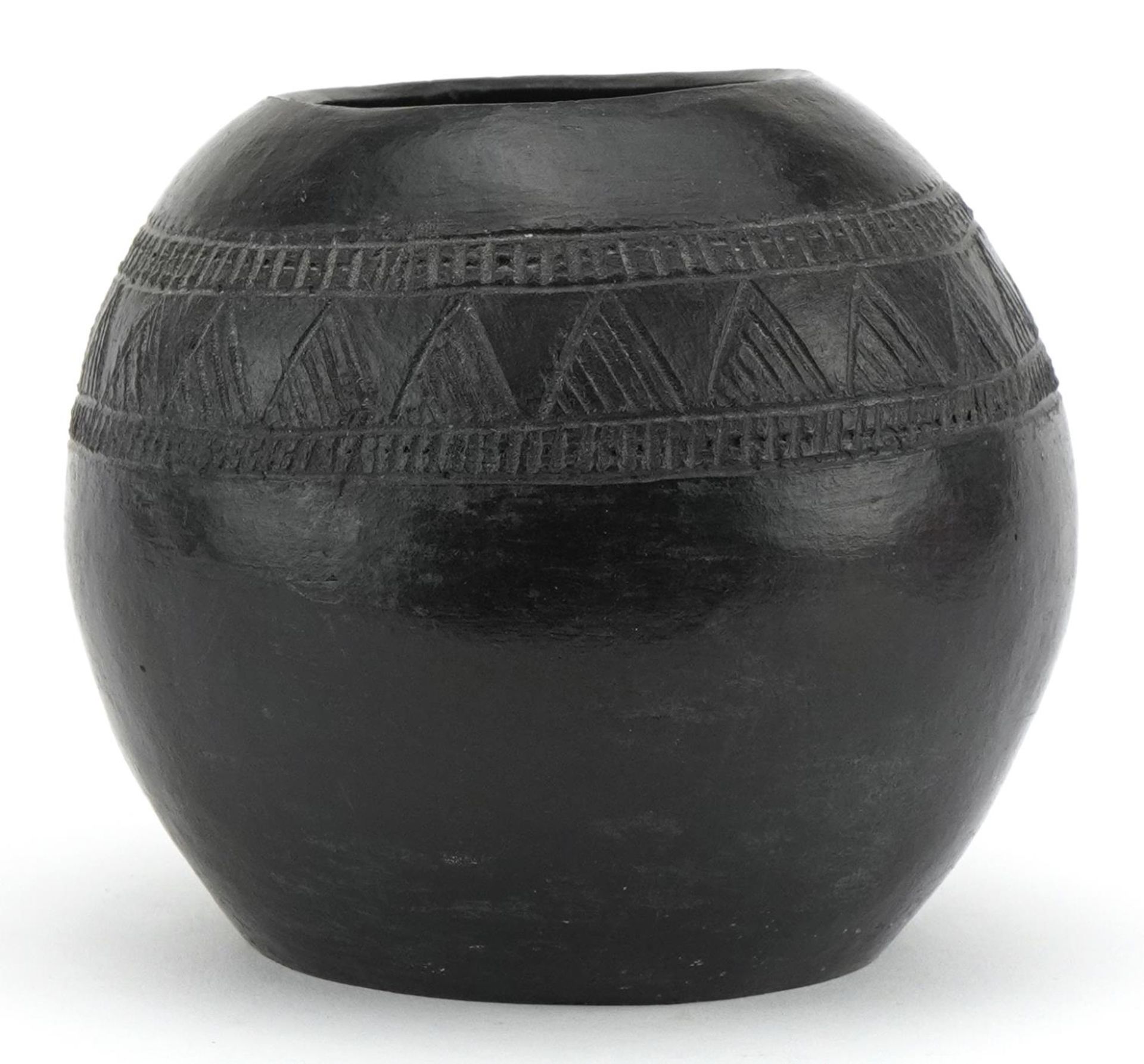 Native American pottery vase incised with a geometric design, inscribed D Sibiya to the base, 12cm - Bild 2 aus 4