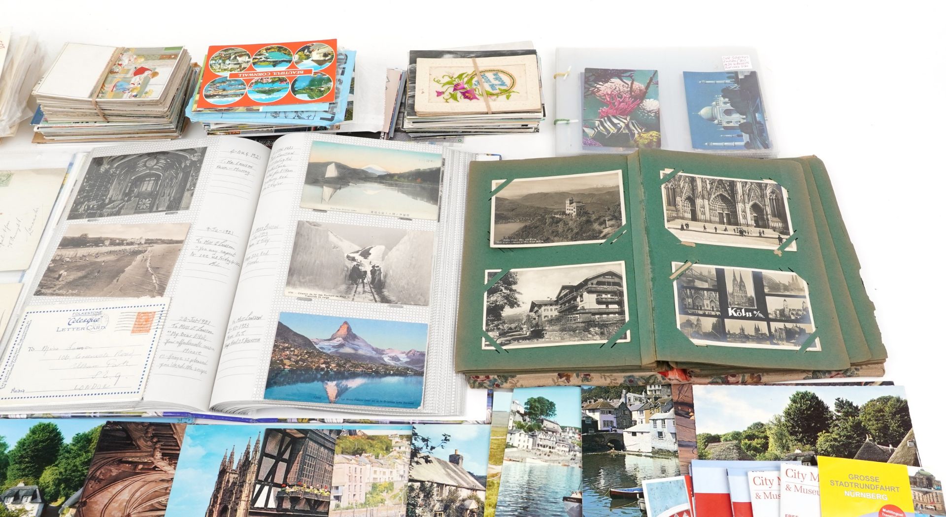 Large collection of postcards, some arranged in an album, including examples by Margaret Tarrant - Bild 3 aus 5