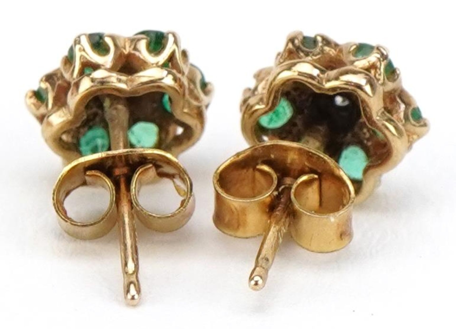 Pair of emerald and diamond cluster stud earrings, 8mm in diameter, 1.0g - Bild 2 aus 2