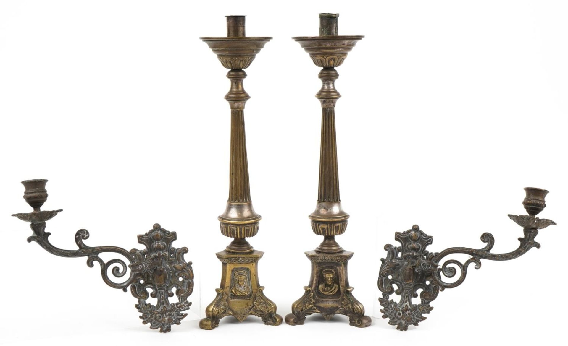 Spanish metalware comprising a pair of silver plated candlesticks with reeded columns and pair of - Bild 2 aus 6