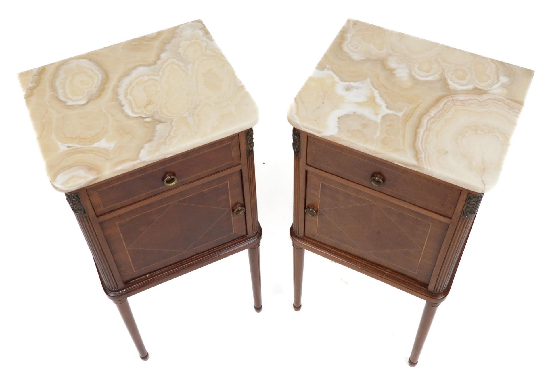 Pair of French inlaid mahogany nightstands with marble tops and brass mounts, 90cm H x 45cm W x 37cm - Bild 2 aus 3