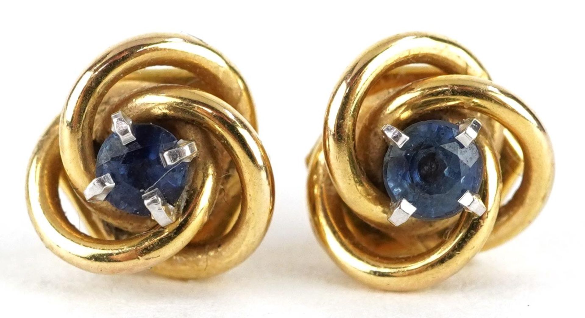 Pair of 9ct gold sapphire knot design stud earrings, 8.0mm in diameter, 1.7g