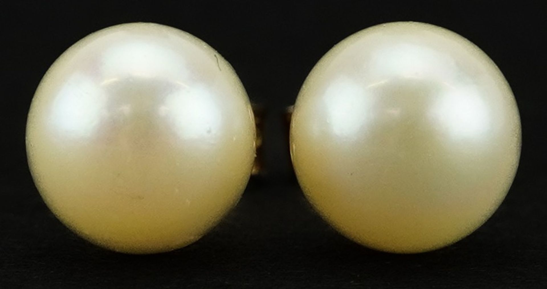 Pair of 9ct gold cultured pearl stud earrings, 7.0mm in diameter, 1.3g