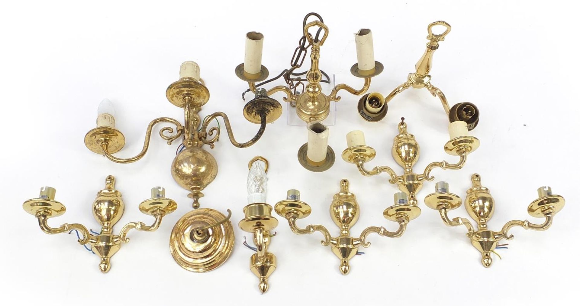 Seven brass wall sconces including a set of four and a three branch chandelier, the largest 30cm - Bild 5 aus 5