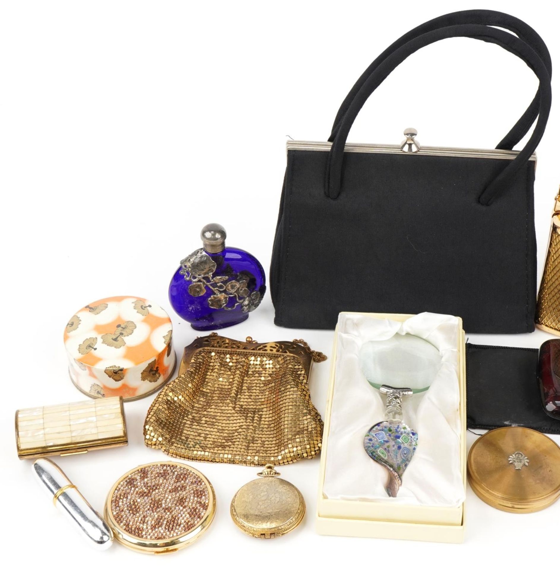 Vintage and later vanity items including compacts, evening bags and scent bottle with white metal - Bild 2 aus 3