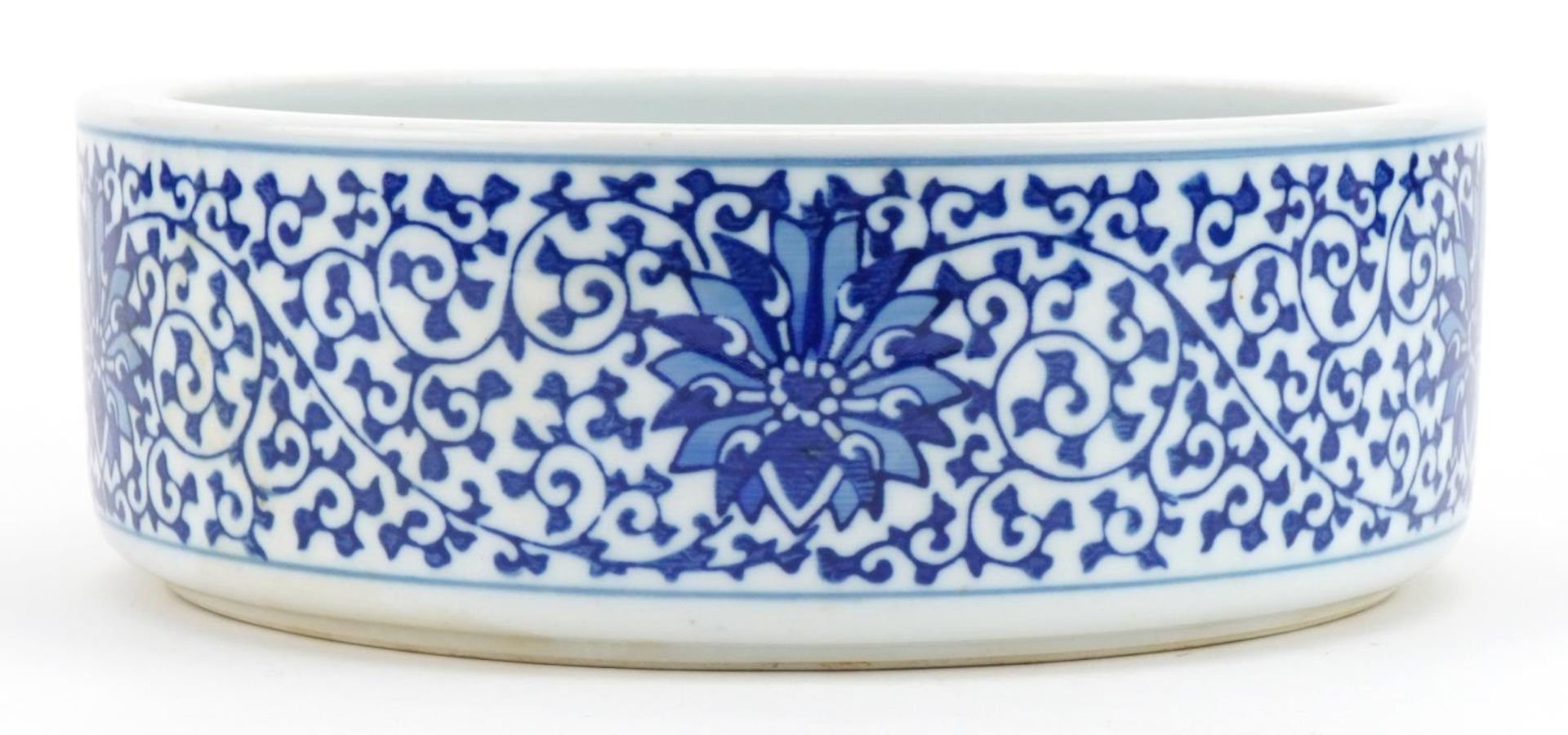 Chinese blue and white porcelain bowl hand painted with flowers, six figure character marks to the - Bild 2 aus 7