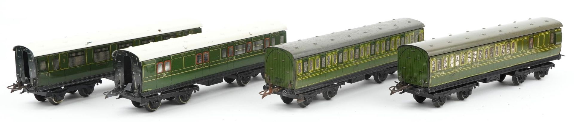 Four Hornby O gauge tinplate model railway passenger coaches, two with boxes - Image 3 of 4