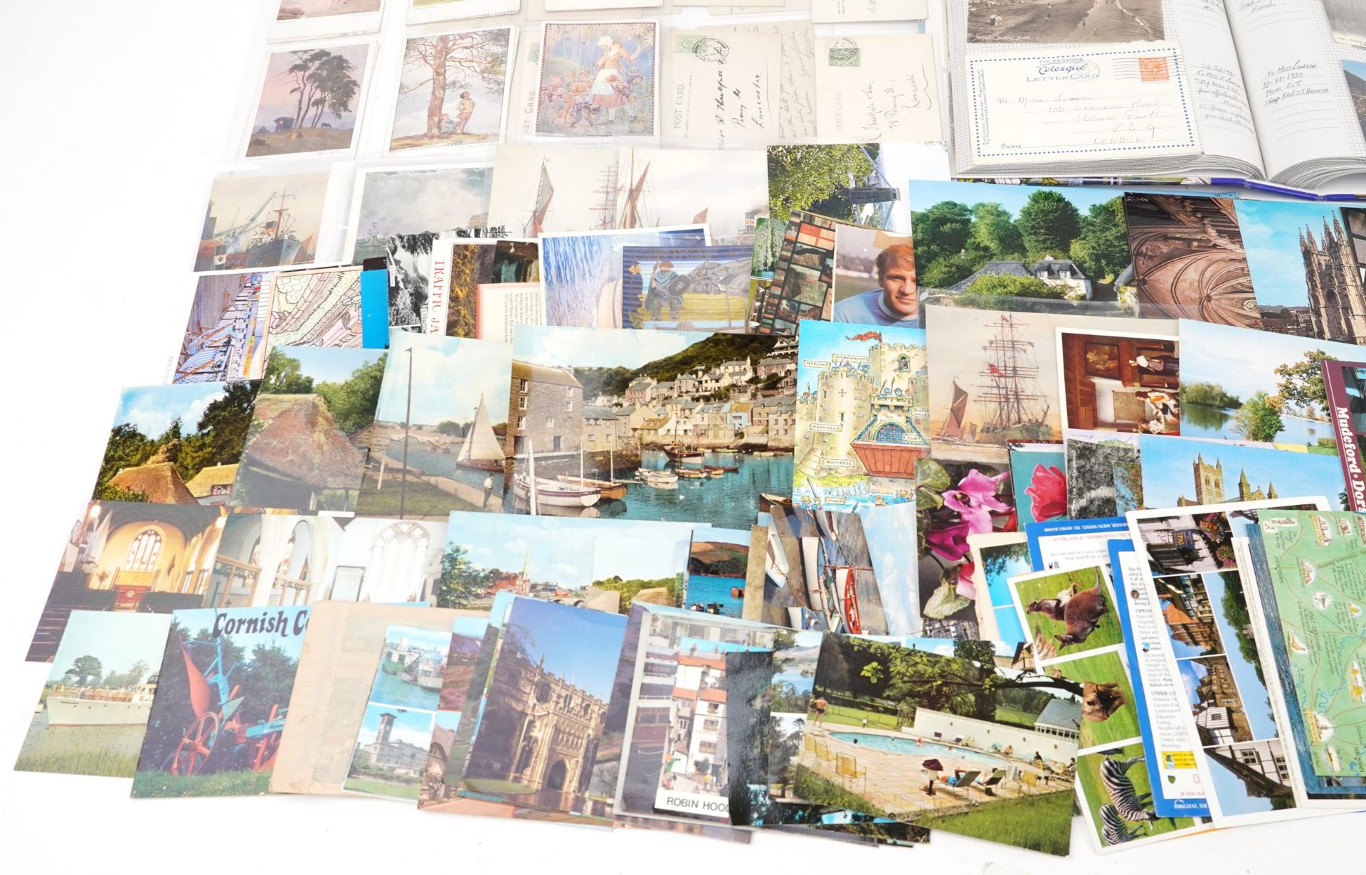 Large collection of postcards, some arranged in an album, including examples by Margaret Tarrant - Bild 4 aus 5