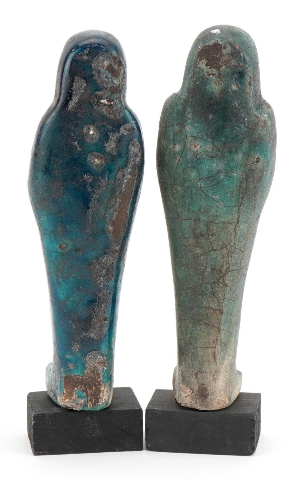 Two Egyptian style shabtis raised on painted wooden block bases, each 18.5cm high - Bild 2 aus 3