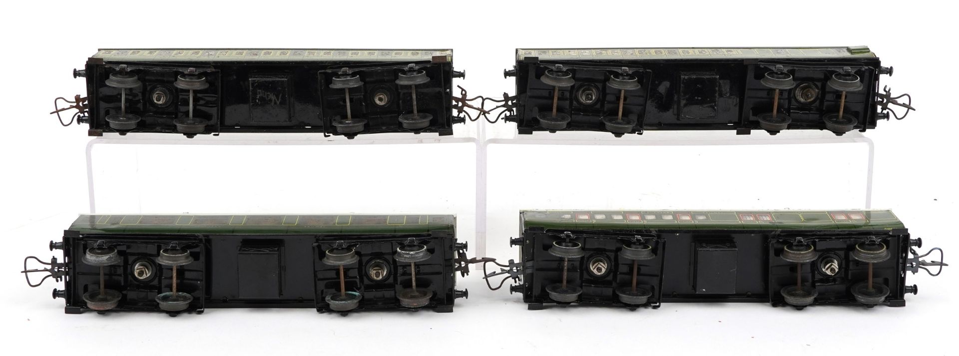 Four Hornby O gauge tinplate model railway passenger coaches, two with boxes - Image 4 of 4