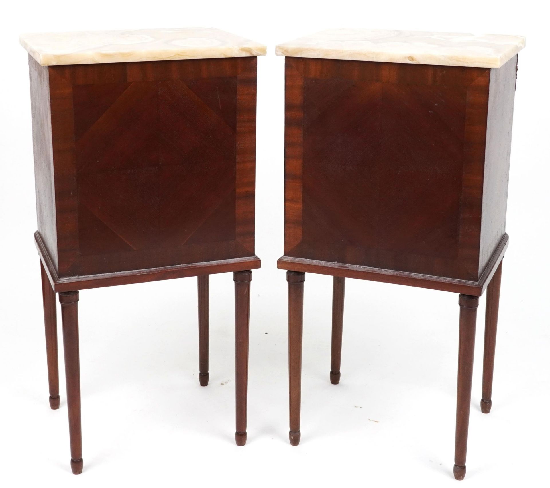Pair of French inlaid mahogany nightstands with marble tops and brass mounts, 90cm H x 45cm W x 37cm - Bild 3 aus 3
