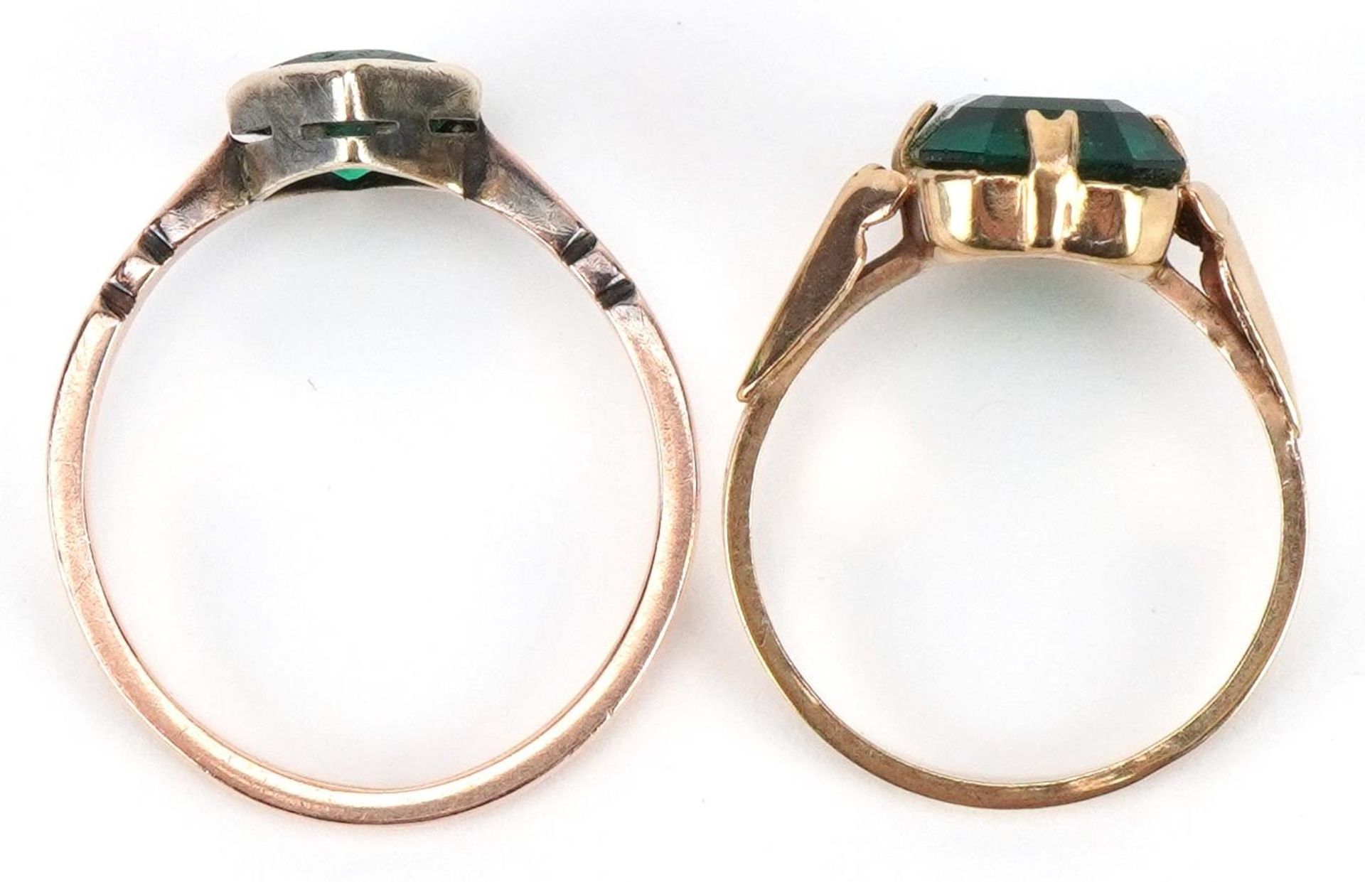 Two 9ct gold green stone rings including an Art Deco example, sizes J and M/N, total 3.5g - Bild 3 aus 5