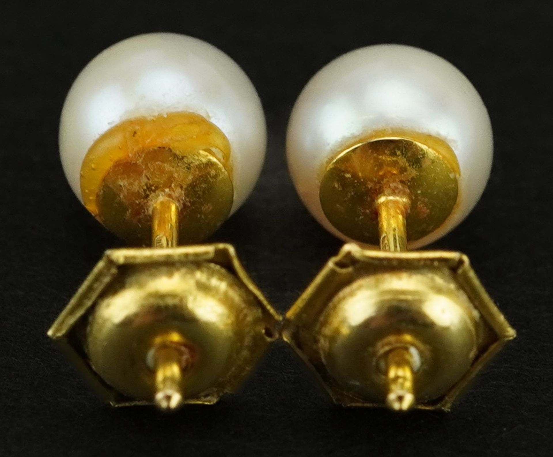 Pair of 9ct gold cultured pearl stud earrings, 7mm in diameter, 1.1g - Image 2 of 3