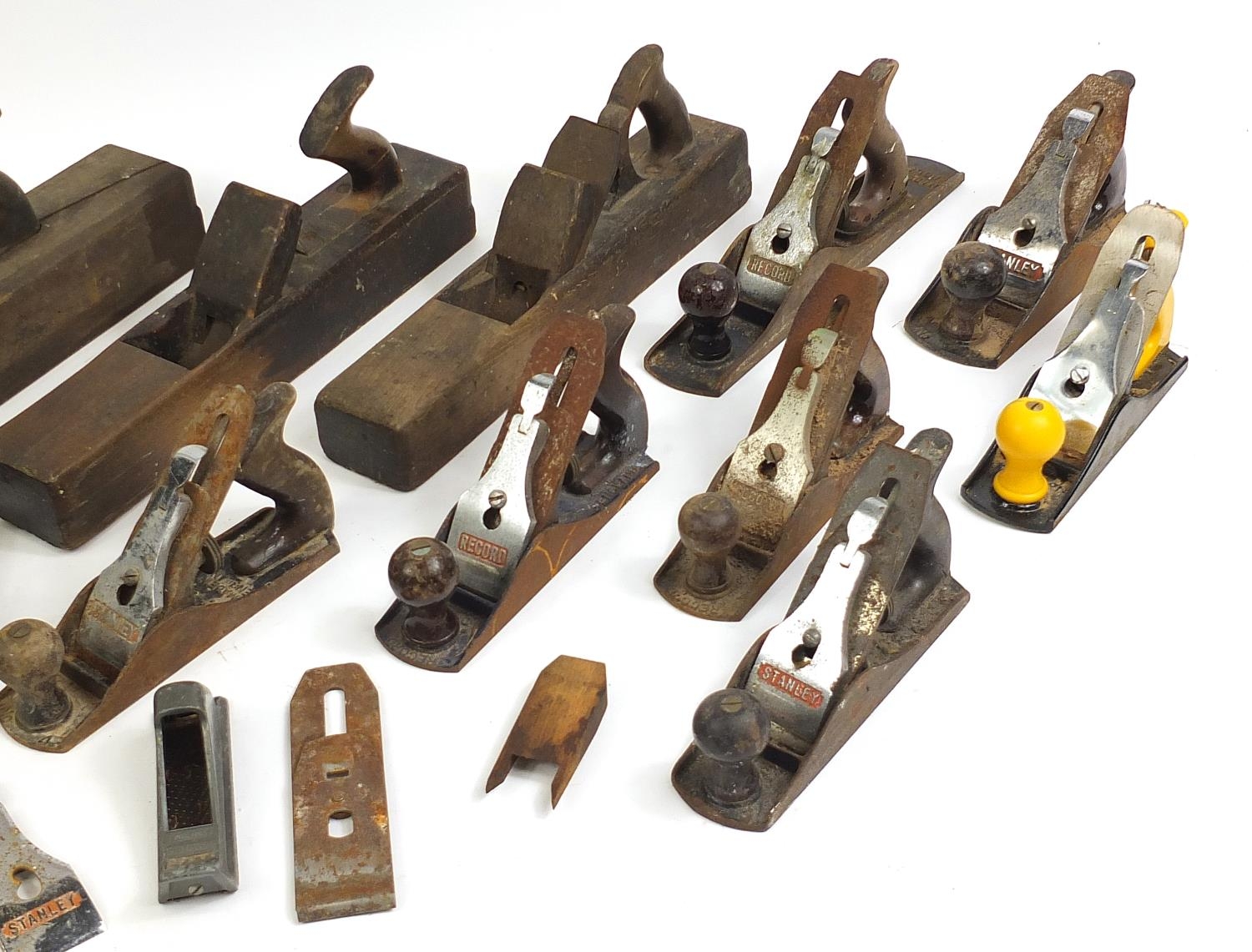 Large selection of vintage woodworking planes including Stanley, Bailey and Record No 05 - Image 3 of 4