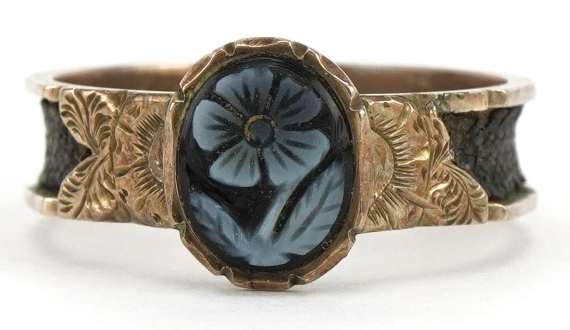 Victorian unmarked gold mourning ring with hairwork band, tests as 9ct gold, the inside of the