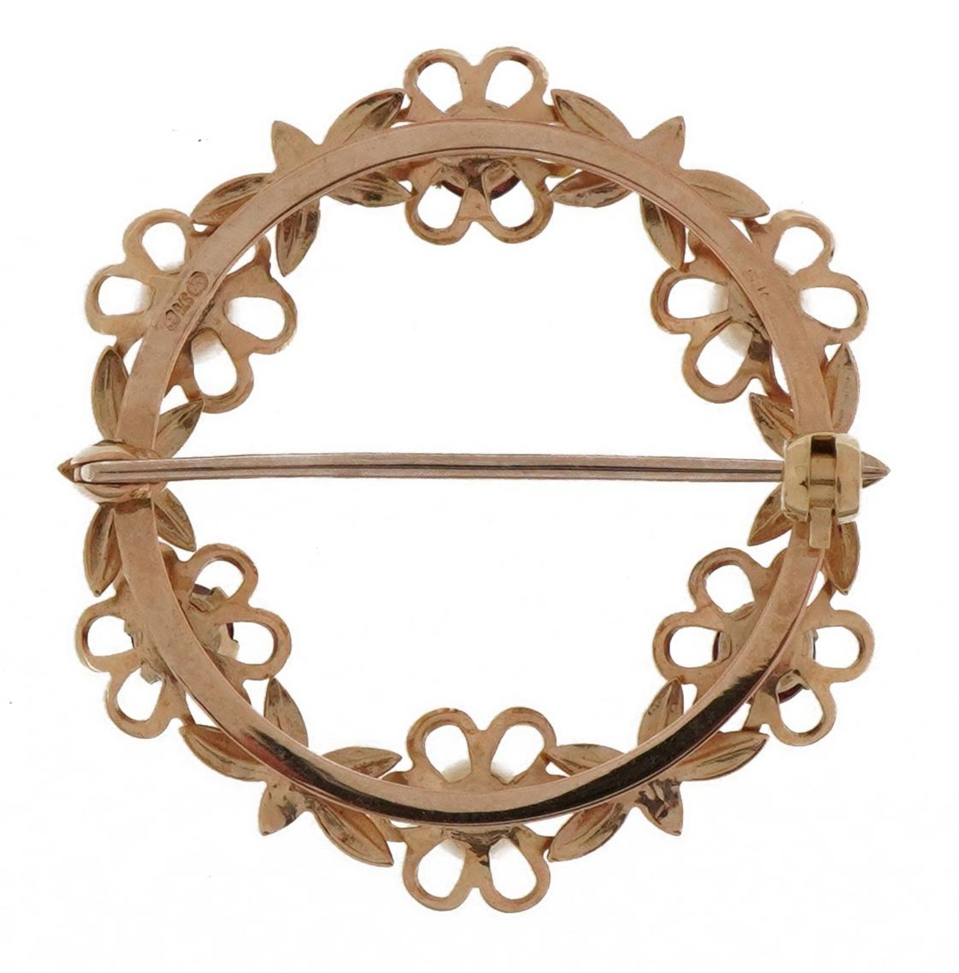 9ct gold garnet and pearl floral wreath brooch, 3.5cm in diameter, 4.3g - Image 2 of 3