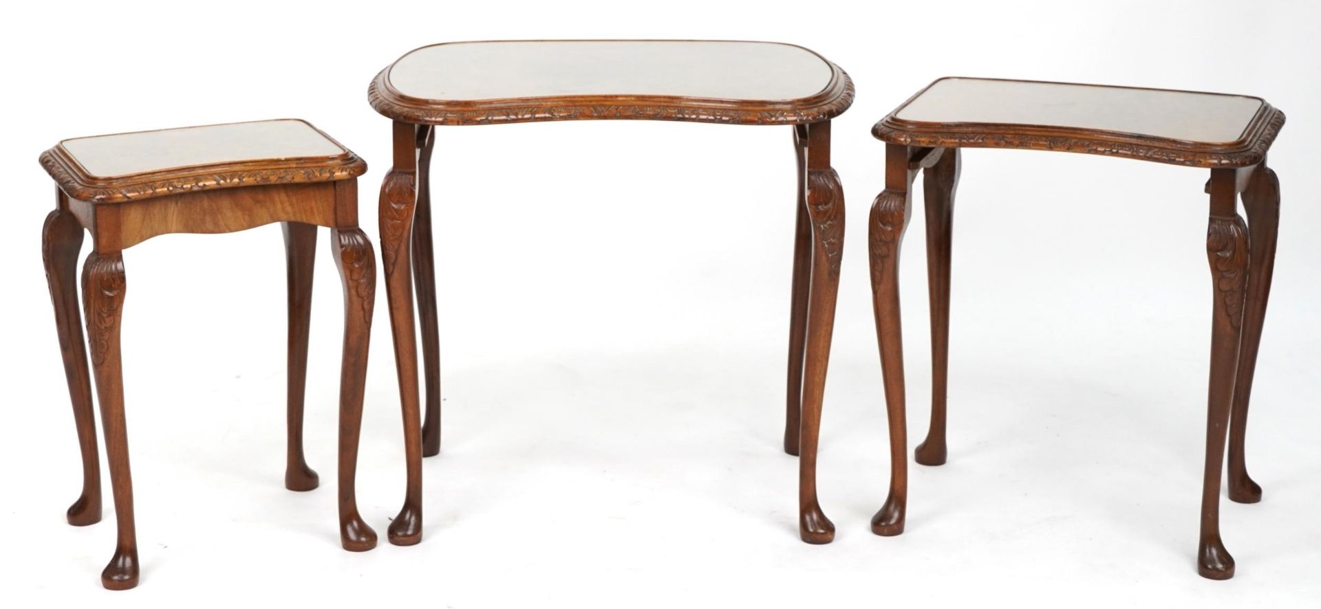 Nest of three burr walnut kidney shaped occasional tables with glass tops, the largest 57cm H x 60cm - Bild 2 aus 4