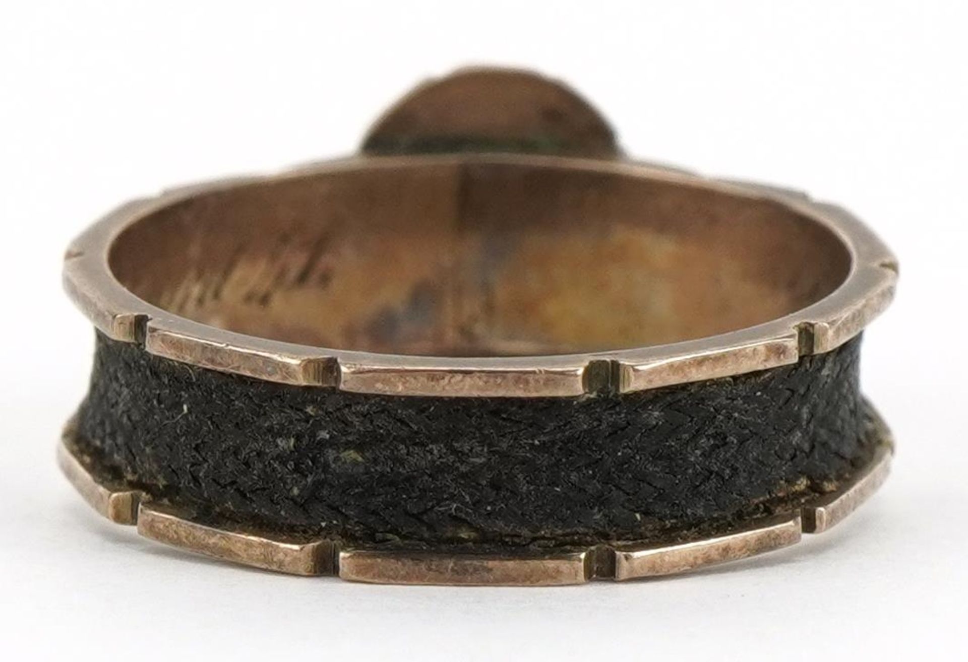 Victorian unmarked gold mourning ring with hairwork band, tests as 9ct gold, the inside of the - Bild 2 aus 5