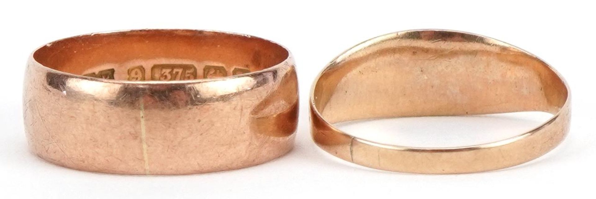 Two Victorian and later 9ct rose gold rings comprising wedding band and Gypsy ring set with a red - Bild 2 aus 5