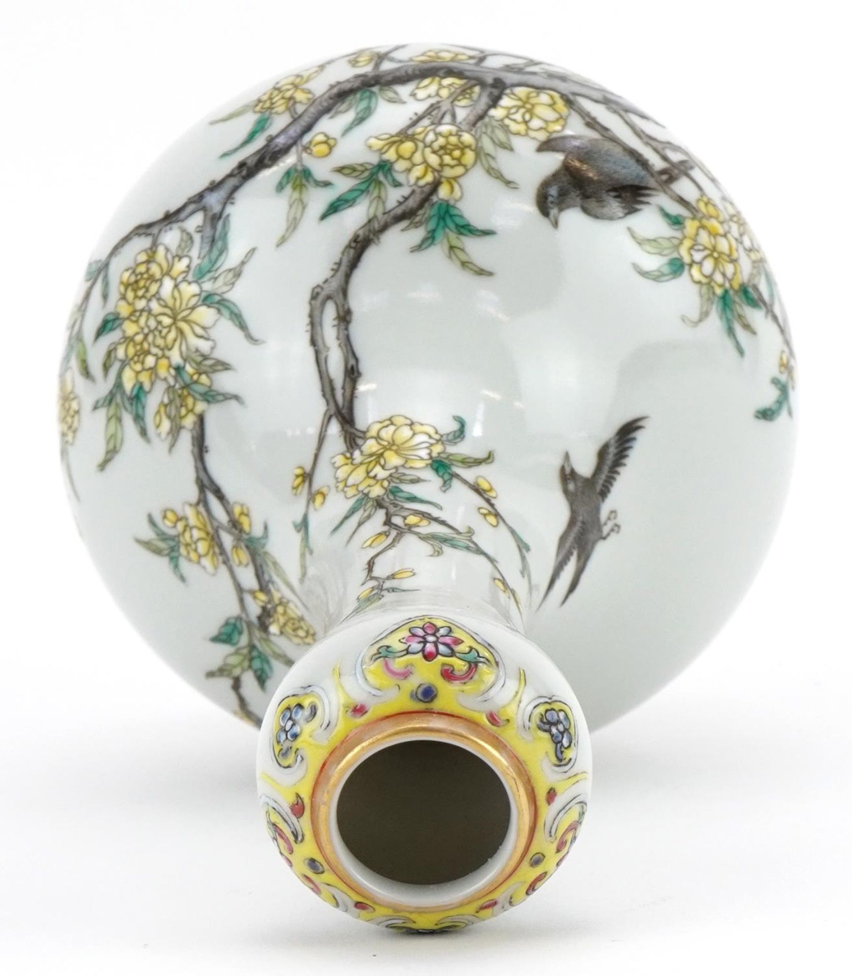 Chinese porcelain garlic head vase hand painted in the famille rose palette with two birds amongst - Bild 5 aus 7