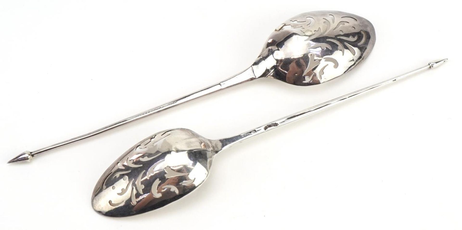 Two 18th century silver mote spoons, each with pierced scroll decoration to the bowls, each - Bild 2 aus 3