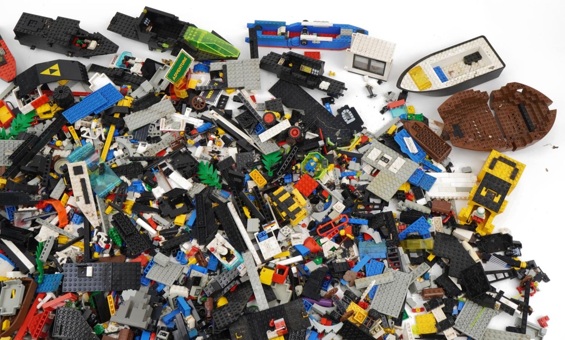 Large collection of vintage and later Lego including mini figures and vehicles, total weight - Image 3 of 5