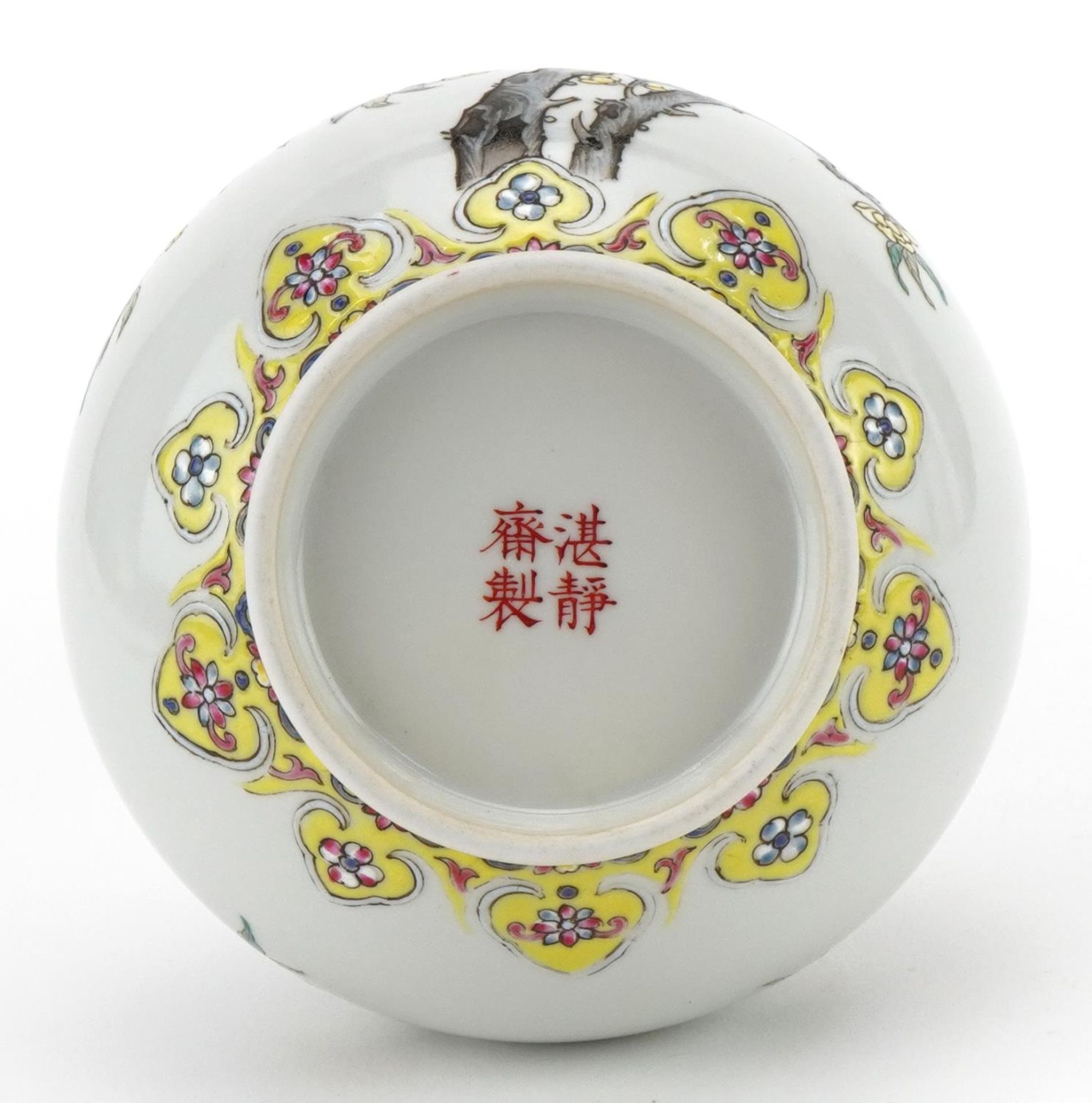 Chinese porcelain garlic head vase hand painted in the famille rose palette with two birds amongst - Bild 6 aus 7