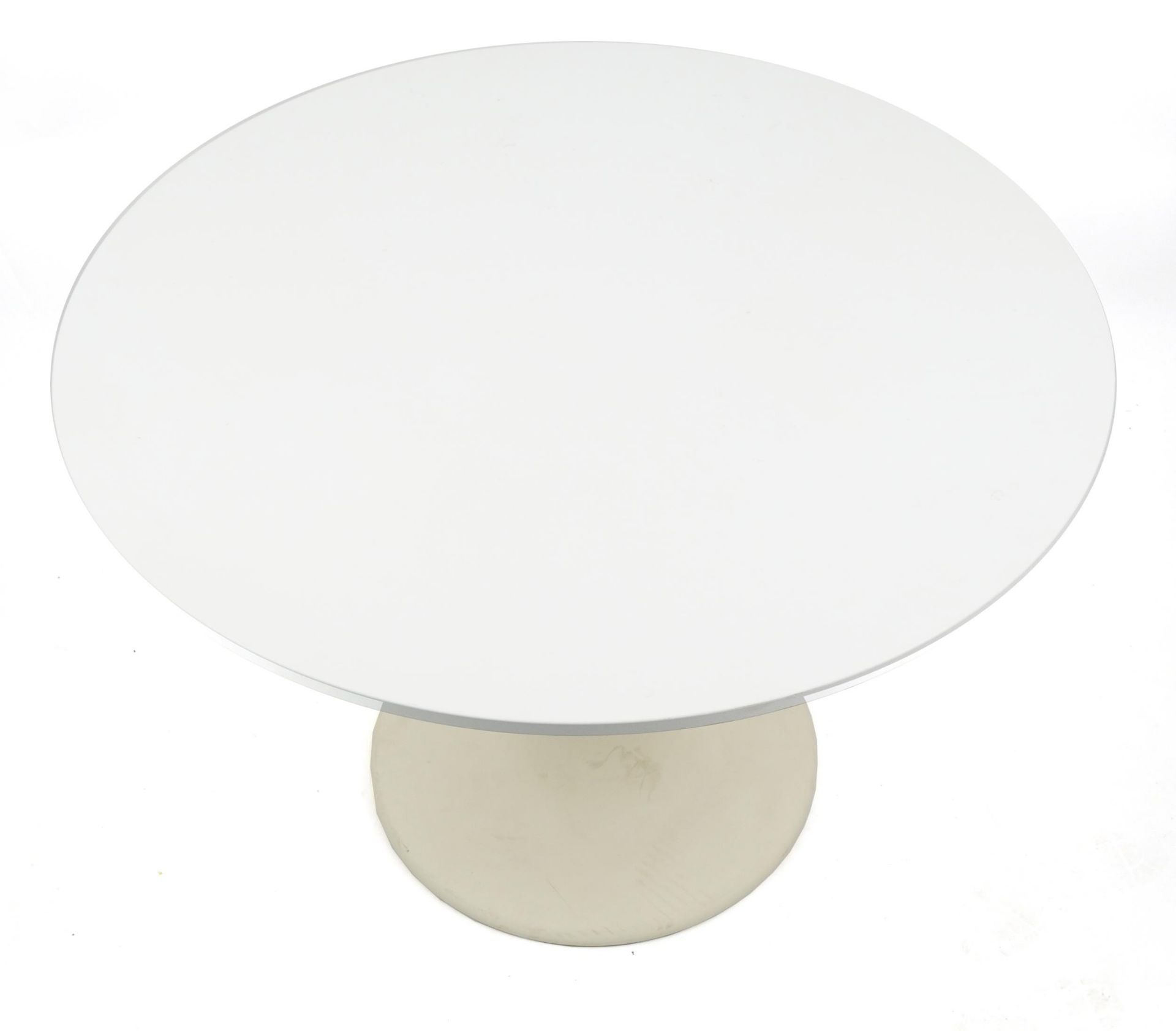 Contemporary circular tulip dining table with four chairs, the table 75cm high x 105cm in diameter : - Image 3 of 5