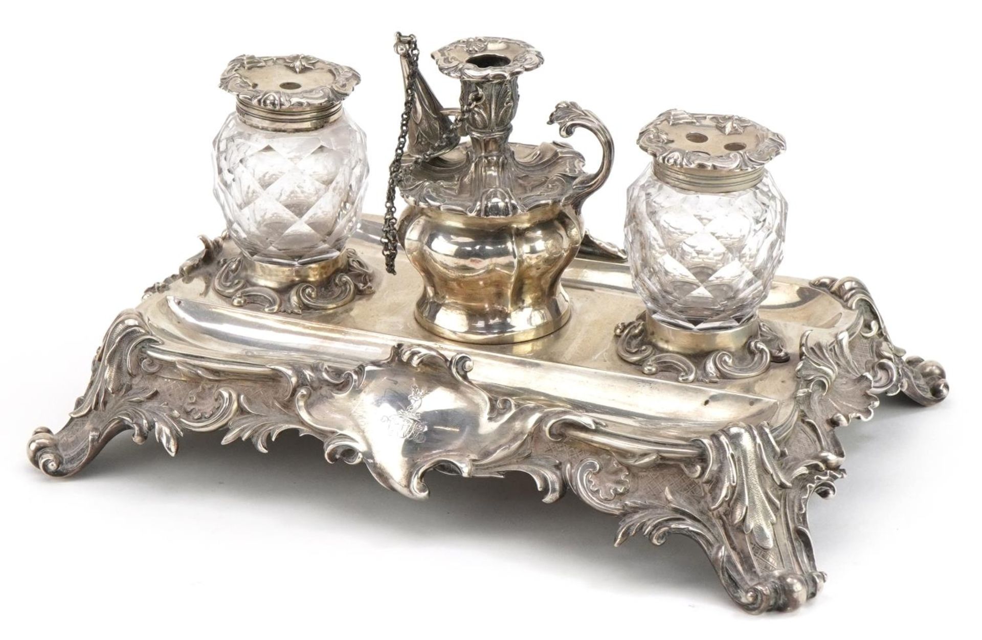 Edward, John & William Barnard, Victorian silver desk stand with a pair of cut glass inkwells with - Bild 4 aus 6