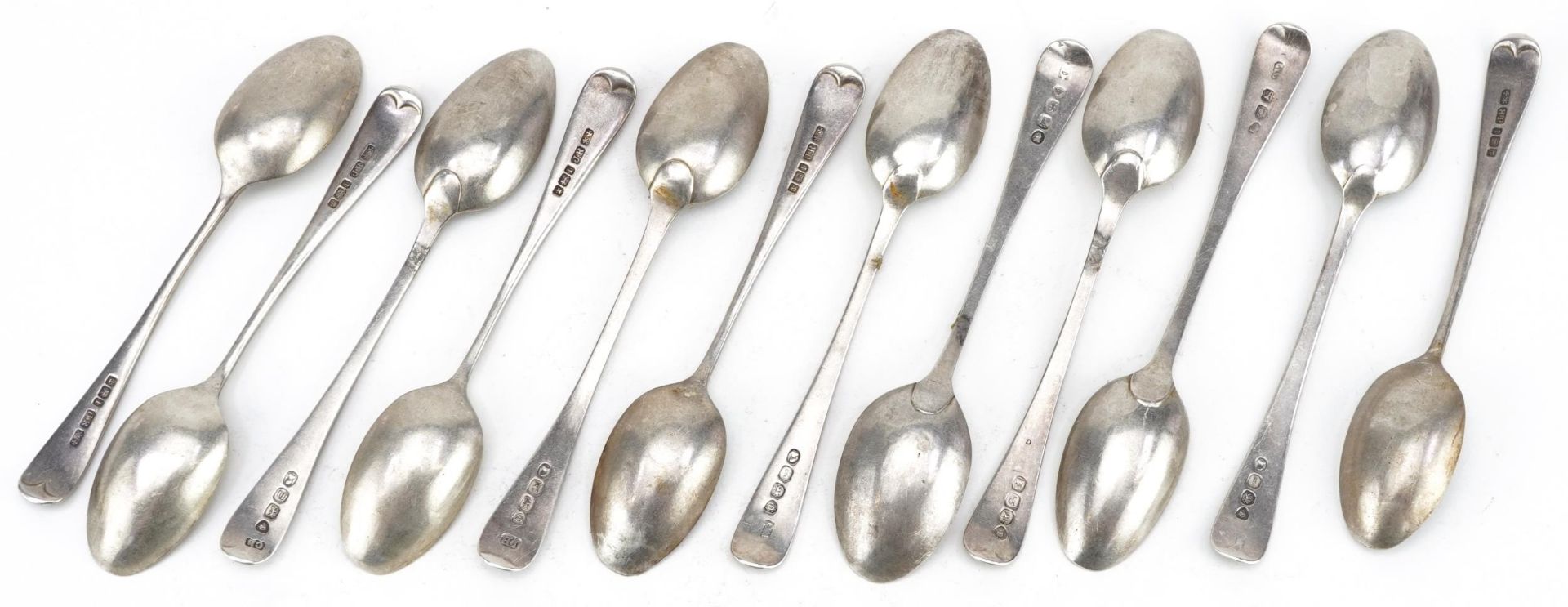 Twelve Georgian and later silver teaspoons engraved with foliage, the largest 13cm in length, - Bild 2 aus 3
