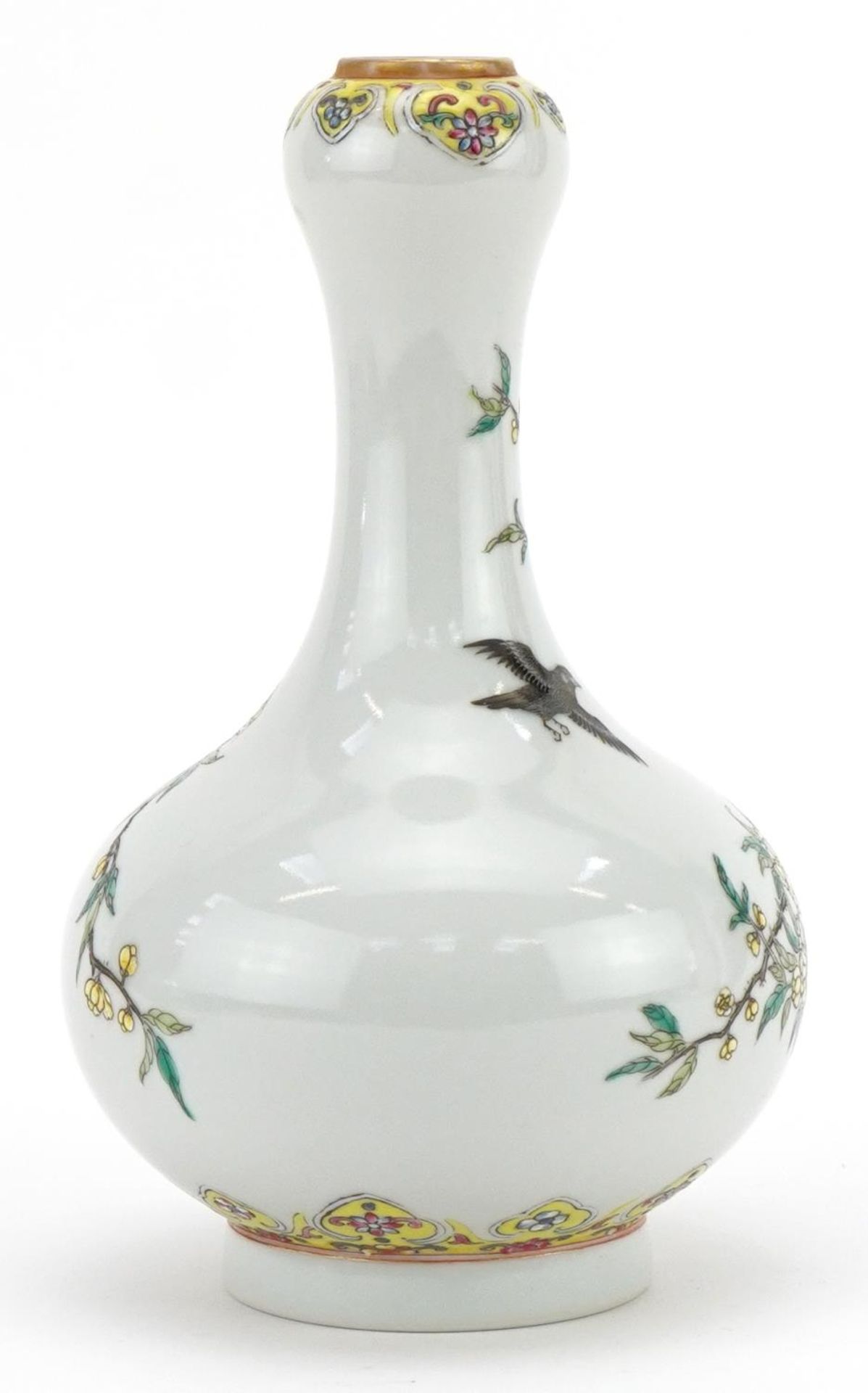 Chinese porcelain garlic head vase hand painted in the famille rose palette with two birds amongst - Bild 3 aus 7