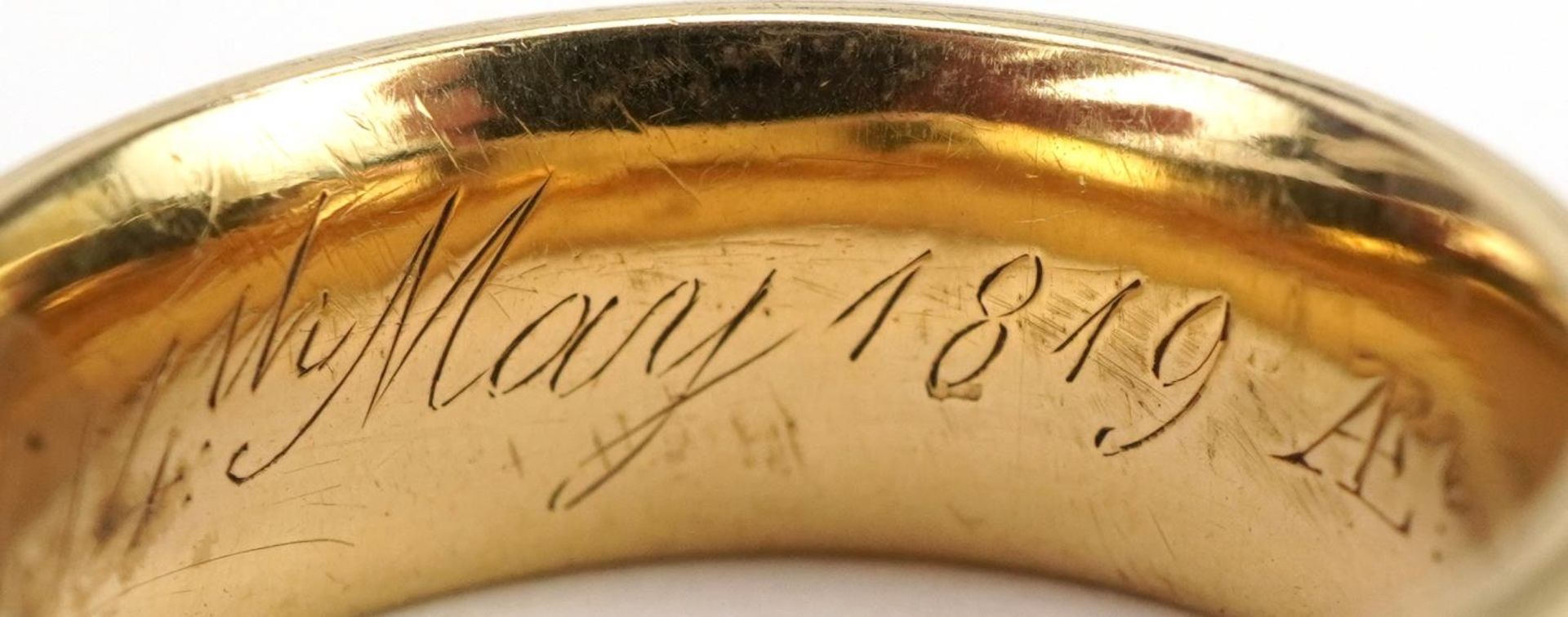 Georgian unmarked gold repousse band mourning ring with hidden locket compartment, tests as 22ct - Image 7 of 8