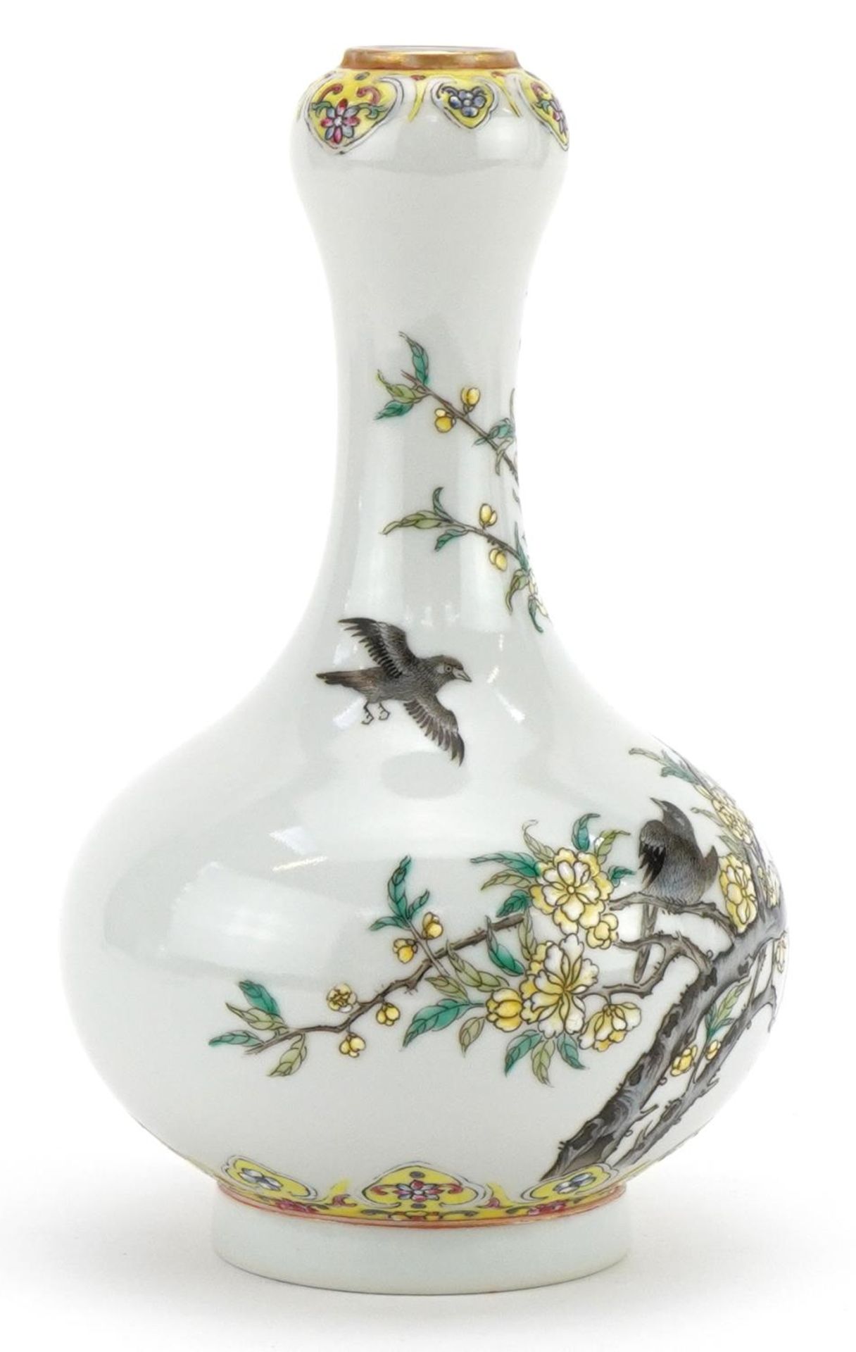 Chinese porcelain garlic head vase hand painted in the famille rose palette with two birds amongst - Bild 4 aus 7