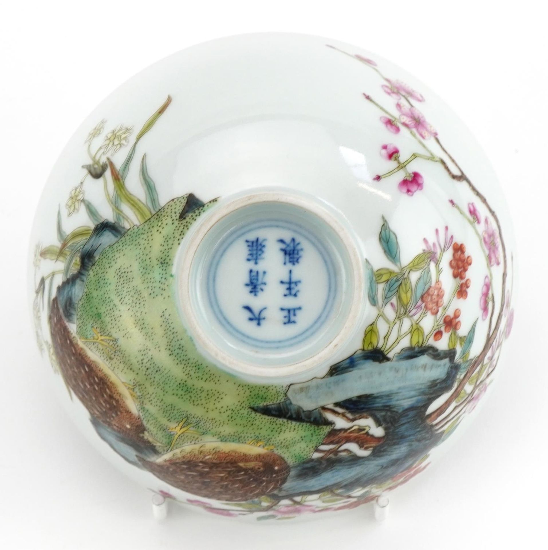 Chinese porcelain bowl finely hand painted in the famille rose palette with two quails amongst - Bild 6 aus 7
