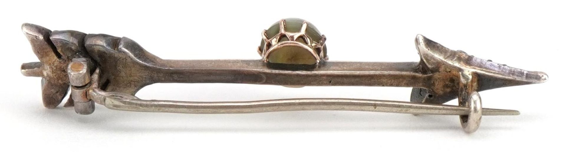 Victorian unmarked gold cabochon Chrysoberyl and clear stone arrow brooch, the cat's eye - Image 2 of 2