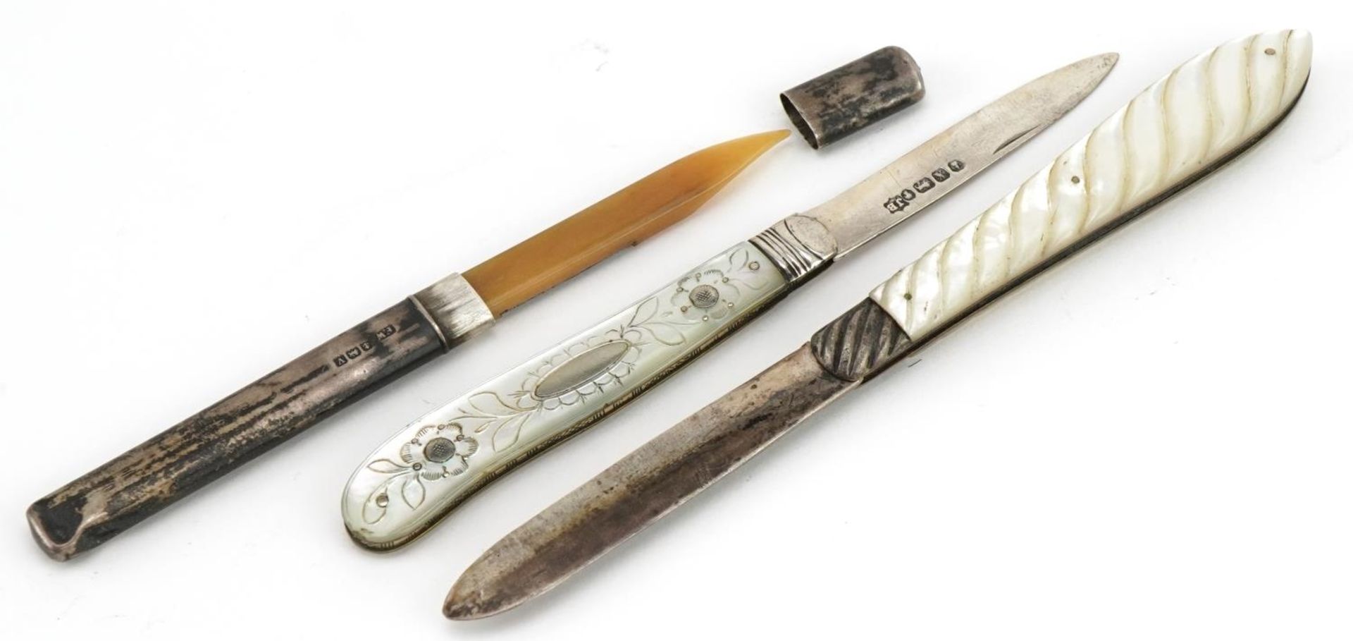 Two silver and mother of pearl folding fruit knives and a silver vanity case, the largest 8.5cm in - Image 2 of 4