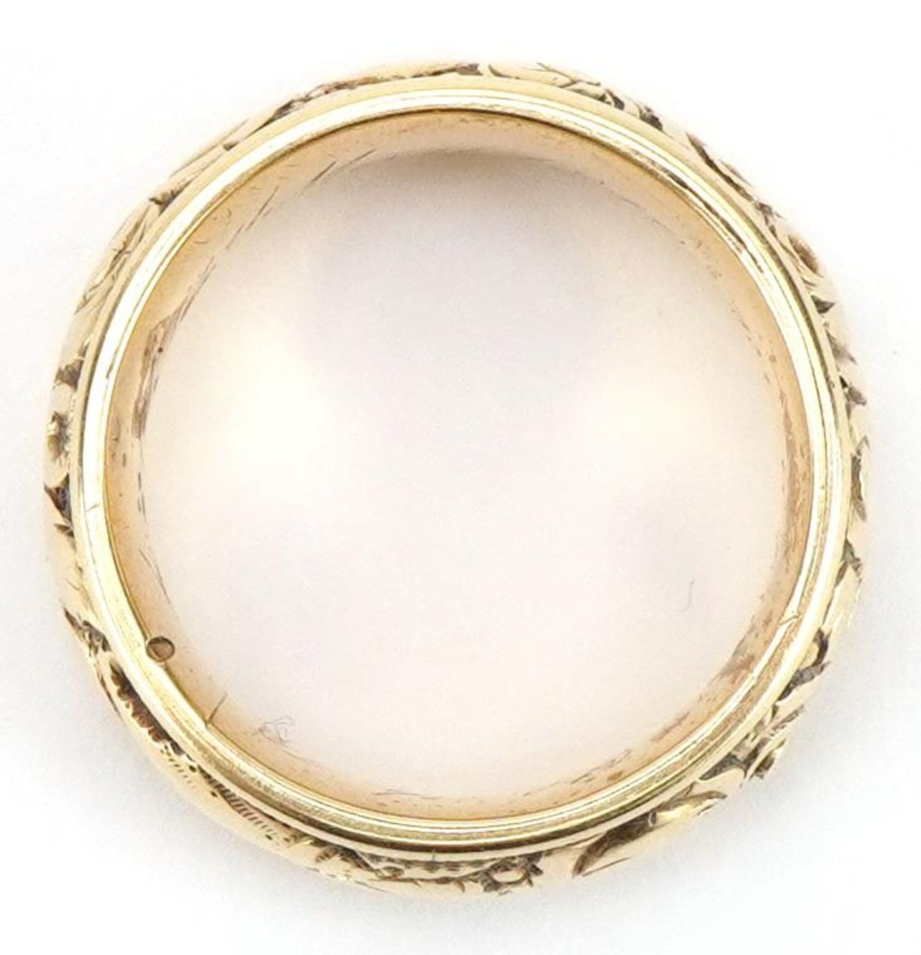 Georgian unmarked gold repousse band mourning ring with hidden locket compartment, tests as 22ct - Image 5 of 8