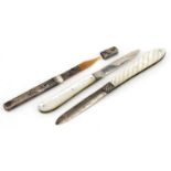 Two silver and mother of pearl folding fruit knives and a silver vanity case, the largest 8.5cm in