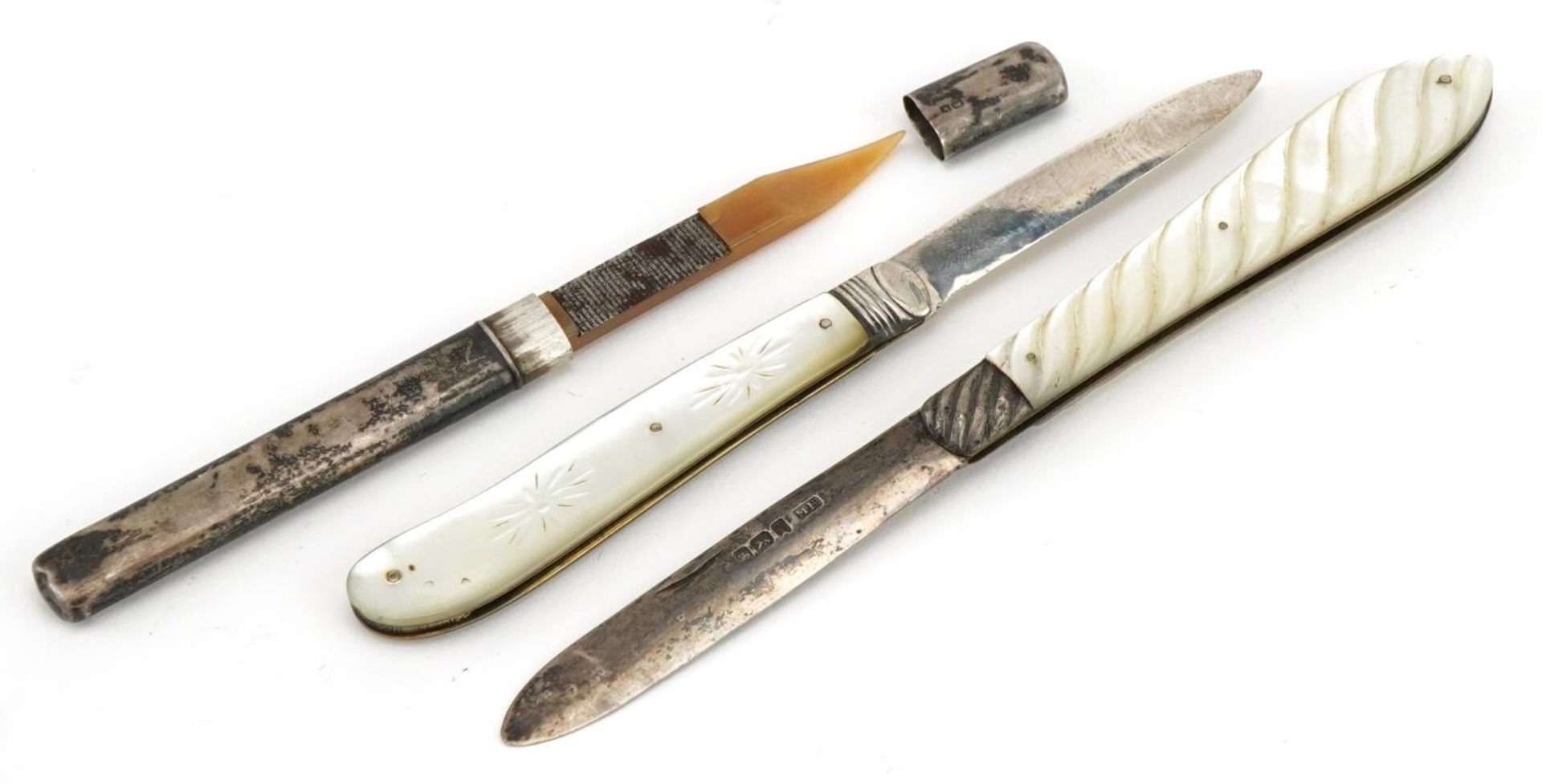 Two silver and mother of pearl folding fruit knives and a silver vanity case, the largest 8.5cm in
