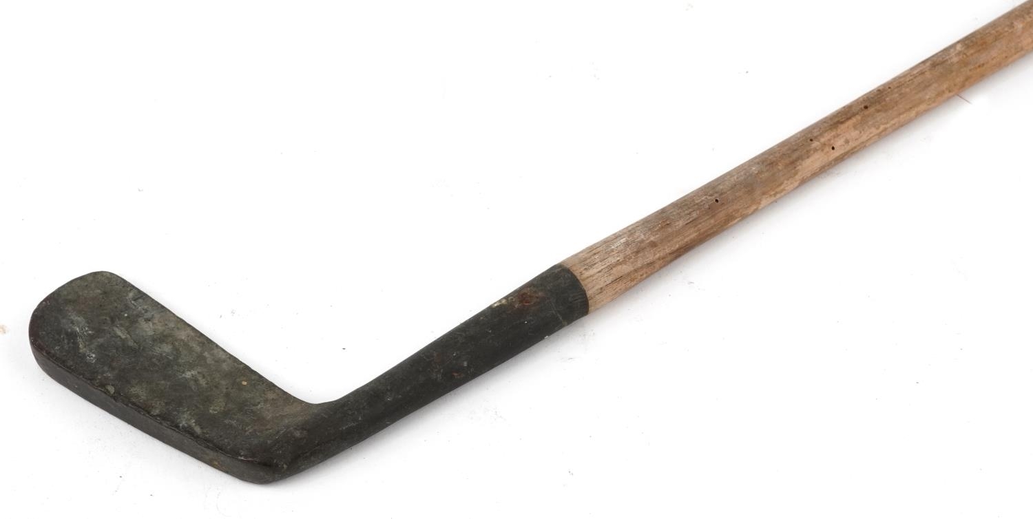 19th century hickory shafted brass putting iron, 89.5cm in length : For further information on