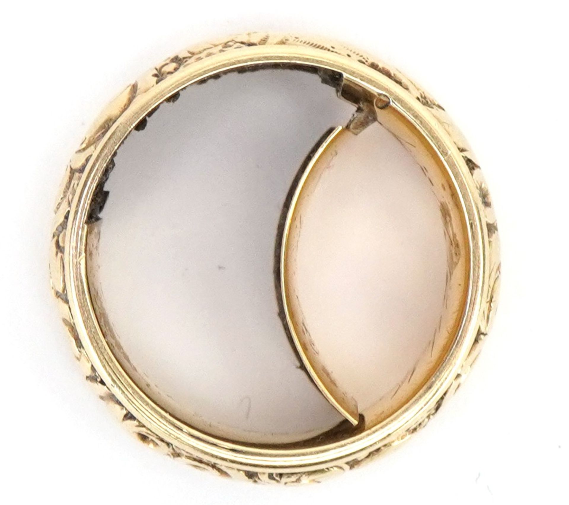 Georgian unmarked gold repousse band mourning ring with hidden locket compartment, tests as 22ct - Image 6 of 8